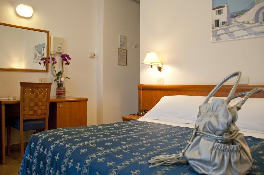 Hotel Mon Pays Риччоне Экстерьер фото